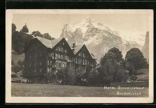 AK Grindelwald, Hotel Schweizerhof mit den schneebedeckten Bergen im Hintergrund