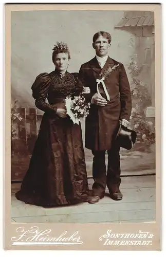 Fotografie J. Heimhuber, Sonthofen, Brautpaar im schwarzen Hochzeitskleid und Anzug, Zylinder