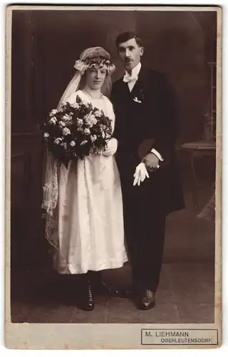 Fotografie M. Liehmann, Oberleutensdorf, junges Brautpaar im Hochzeitskleid und Anzug mit Brautstrauss