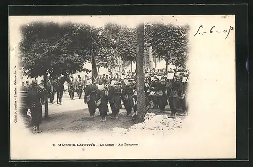 AK Maisons-Laffitte, Le Camp - Au Drapeau, Fahnenappell