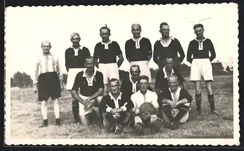 Foto-AK Fussball-Team beim Mannschaftsfoto auf einem Sportplatz