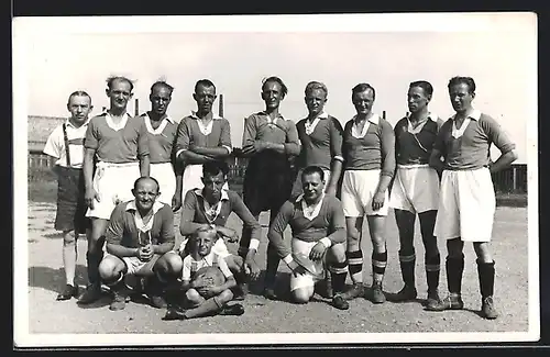 Foto-AK Fussball-Team beim Mannschaftsfoto, Betreuer in Lederhosen