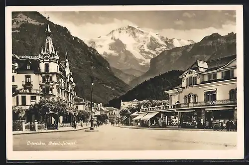 AK Interlaken, Bahnhofstrasse mit Hotel Bernerhof