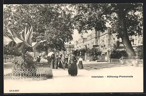 AK Interlaken, Szene auf Höheweg-Promenade