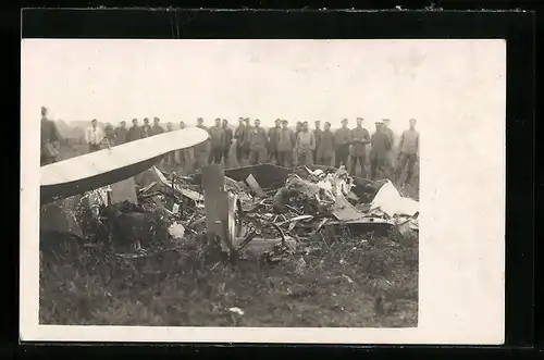 AK Abgestürztes Flugzeug mit Soldaten