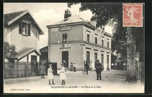 AK Villeneuve-la-Guyard, Kinder auf dem Platz vor dem Bahnhof