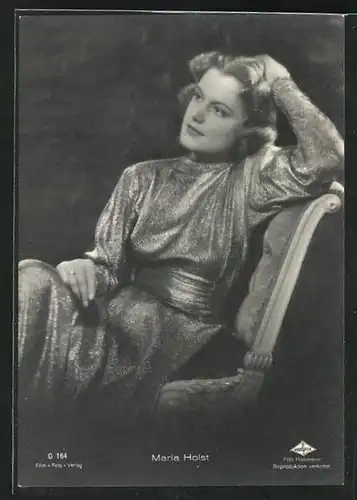 AK Schauspielerin Maria Holst in einem Sessel sitzend