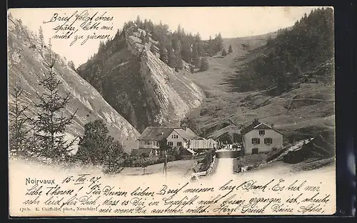 AK Noirvaux, Teilansicht auf Häuser, und Bergkamm mit Wald