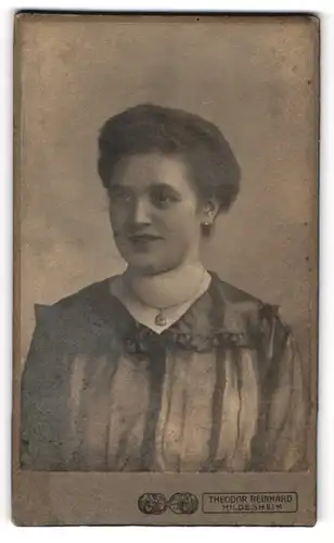 Fotografie Theodor Reinhard, Hildesheim, Portrait junge Dame in hübscher Bluse mit Halskette