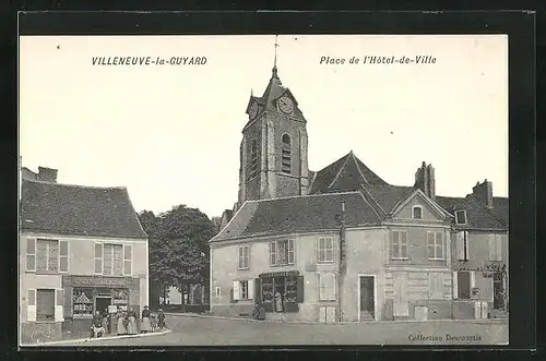 AK Villeneuve-la-Guyard, Place de l`Hôtel-de-Ville