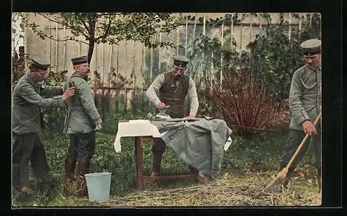 AK Der Kompagnieschneider im Felde beim Bügeln