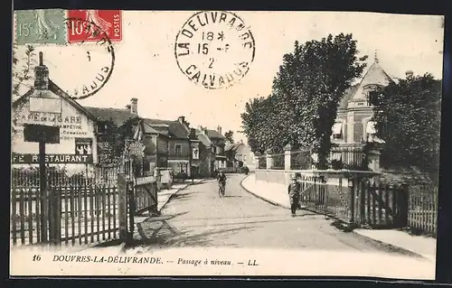 AK Douvres-La-Délivrande, Passage à niveau