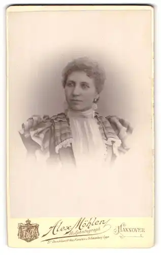 Fotografie Elex Möhlen, Hannover, Portrait junge Dame im zeitgenössichen Kleid