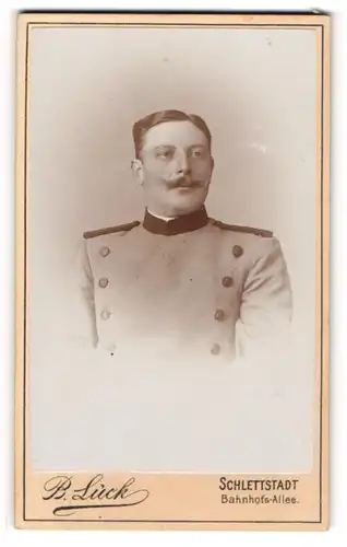 Fotografie B. Lück, Schlettstadt, Portrait Förster in Dienstkleidung