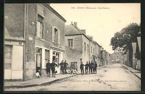 AK Evron, Rue Maulny, Strassenpartie mit Soldaten