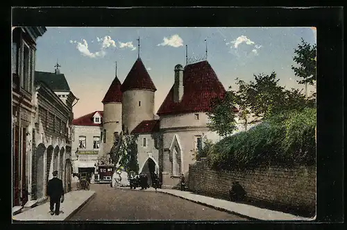 AK Reval, Strassenpartie mit Kirche und Passanten