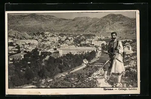 AK Cetinje / Cettigne, Ortsansicht aus der Vogelschau, Mann in Tracht