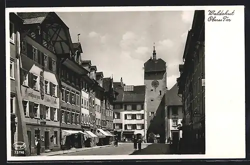 AK Waldshut, Oberes Tor, Strassenpartie mit Gasthaus zum wilden Mann