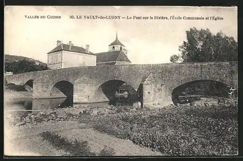 AK Le Vault-de-Lugny, Le Pont sur la Rivière, l`Ècole Communale et l`Église