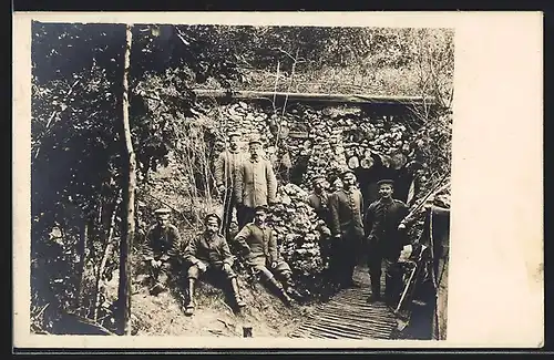 Foto-AK Soldaten in Uniform im Schützengraben