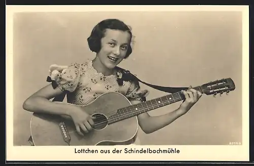 Foto-AK Lottchen aus der Schindelbachmühle spielt auf einer Gitarre