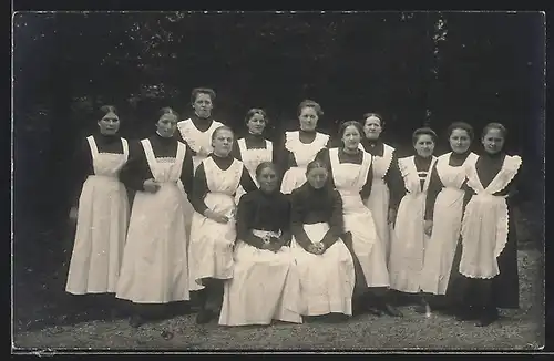 Foto-AK Gruppe von Dienstmädchen in Schürzen