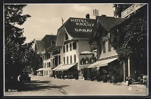 AK Brienz, Strassenpartie mit Restaurant des Alpes und Hotel Kreuz