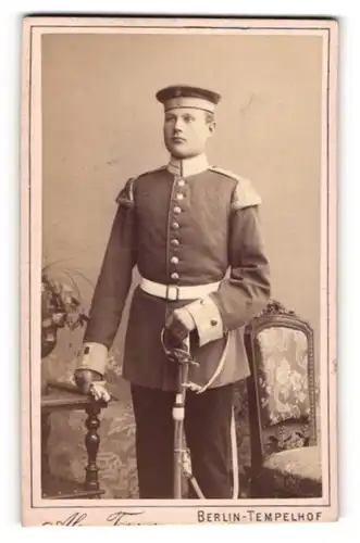 Fotografie Alex Tepper, Berlin-Tempelhof, Soldat in Garde Musiker Uniform mit Säbel und Schwalbennest