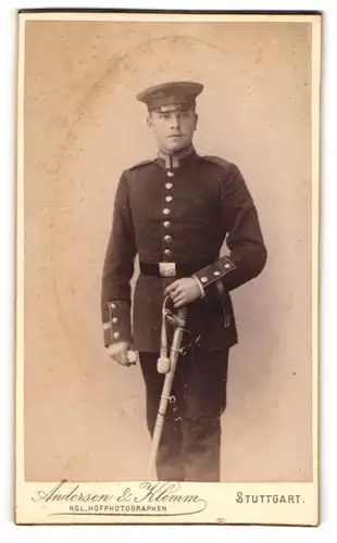 Fotografie Andersen & Klemm, Stuttgart, junger Uffz. in Uniform mit Säbel