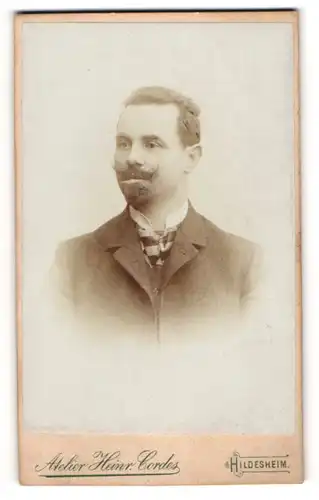 Fotografie Atelier Heinr. Cordes, Hildesheim, junger Mann Otto Sauer im Anzug mit Mustasch