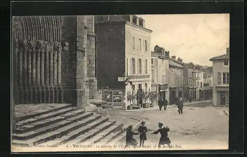 AK Bessuire, le parvis de l'Eglise Notre-Dame et la Grande Rue