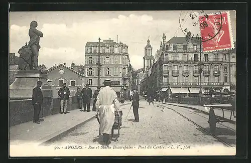 AK Angers, Rue et Statue Beaurepaire-Pont du Centre