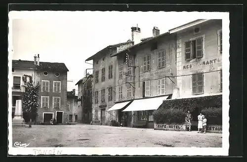 AK Poncin, un cote de la Place et Café-Hotel