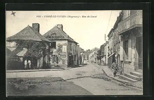 AK Cossé-le-Vivien, Rue de Laval, Strassenpartie