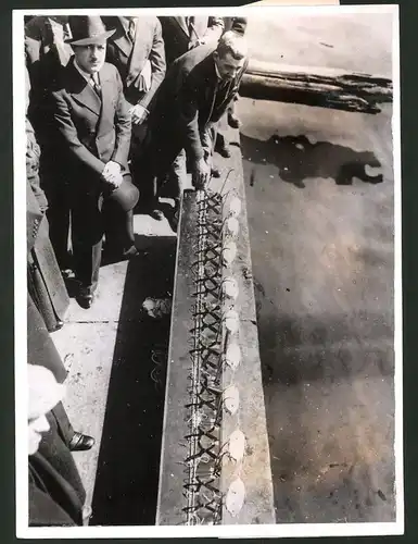 Fotografie Erfinder Joseph R. Dickinson präsentiert seine Rettungsbootstartvorrichtung in New York