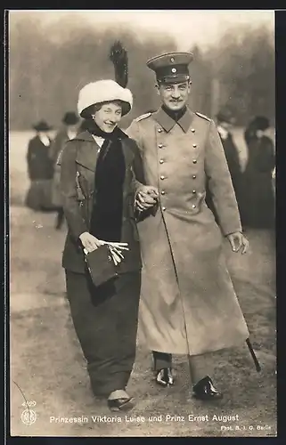 AK Ernst August Herzog von Braunschweig und Lüneburg, mit Prinzessin Viktoria gemeinsam Hand in Hand