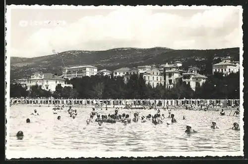 AK Crikvenica, Partie am Strandbad mit Blick auf die Häuser am Strand