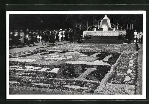 Foto-AK Freiburg, Prozession am 7.6.1942, Altar und Blumenteppich beim Stadtgarten