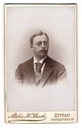 Fotografie Atelier H. Strube, Zittau i. S., Portrait blonder Mann mit Zwicker und Schnäuzer