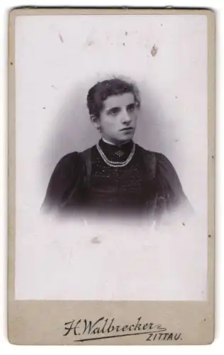 Fotografie H. Walbrecker, Zittau i. S., Portrait dunkelhaarige junge Schönheit mit Perlenhalskette und Brosche