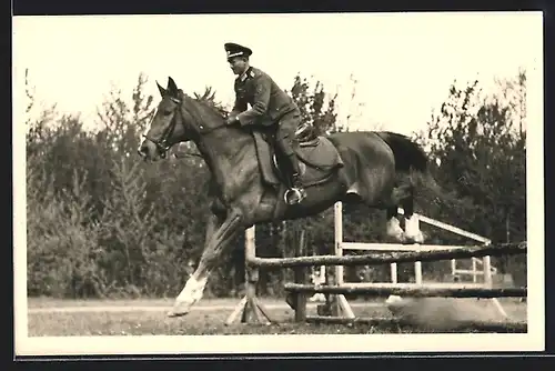 Foto-AK Reiter in Uniform beim Sprung über eine Hürde