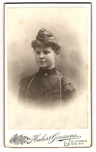 Fotografie Hubert Goossens, Liege, junge Frau Vonova im dunklen Kleid mit Dutt, 1905