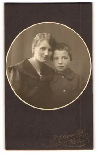 Fotografie P. Olsen`s Eft, Hadsten, Portrait F. H. Frandsen mit ihrem Sohn
