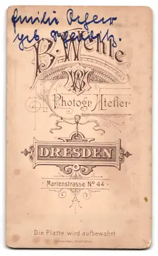 Fotografie B. Wehle, Dresden, ältere Dame Emilie im Kleid mit Kopfbedeckung