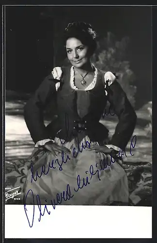 AK Opernsängerin Olivera Miljakovic mit Halskette, mit original Autograph