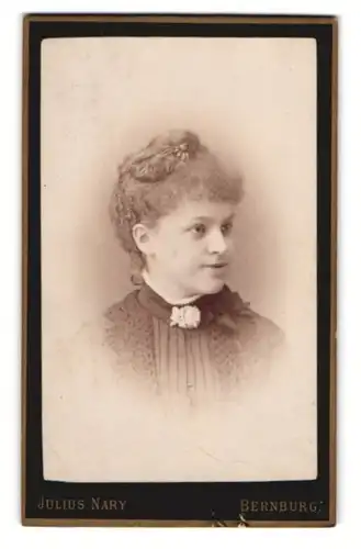 Fotografie Julius Nary, Bernburg, Portrait junge Dame mit hochgestecktem Haar