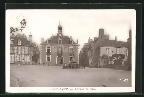 AK Mayenne, L`Hotel de Ville, Blick auf das Hotel und den Brunnen