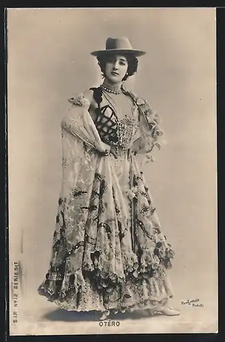 AK Tänzerin Otero im folkloristischen Kleid mit Hut