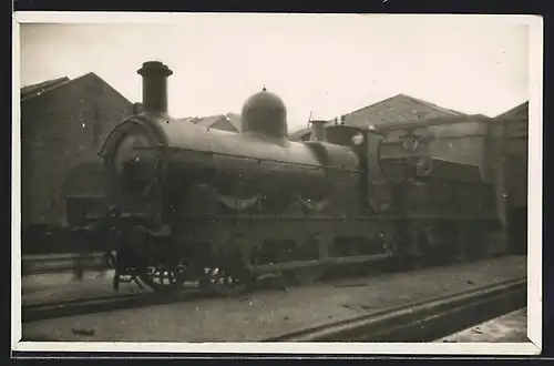 AK Dampflokomotive vor einer Halle