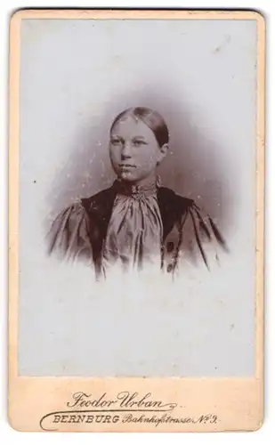 Fotografie Feodor Urban, Bernburg, Portrait junge Dame mit Mittelscheitel